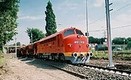 Die NOHAB-Diesellokomotive M61 019 der MÁV Nostalgie GmbH hilft beim Umbau der Verzweigung