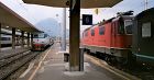 Re 420-as vár svájci regionális vonatával az indulásra. Az E.646 207-es emeletes ingavonattal érkezett.