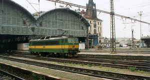 The electric loco 162 039 (3000 V DC) is standing alone at the main station. Power: 3378 kW, highest speed: 140 km/h.