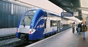Az SNCF Z 24500-as sorozatú, kétáramnemű (1,5 kV = / 25 kV 50 Hz), Coradia Duplex típusú emeletes TER vonata éppen most érkezett.