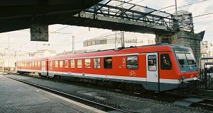 A Deutsche Bahn is képviselteti magát. Itt egy 628.4-es sorozatú kétrészes dízelmotorvonattal...
