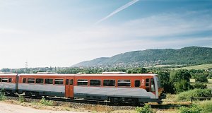 6341-es sorozatú dízelmotorvonat halad Esztergom irányába Budapest-Üröm állomás közelében