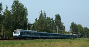 Der Zug wird von der E-Lok 431 180 befördert, an seinem Ende befindet sich ein Steuerwagen der Bauart Halberstadt.