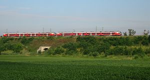 G43 (Zug-Nr. 3527) fährt nach Budapest bei Baracska.