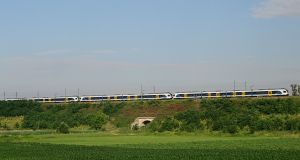 Ein Zug der Relation Z30 (Zug 4522), bestehend aus 3 FLIRT-Einheiten, fährt von der Haltestelle nach Székesfehérvár ab.