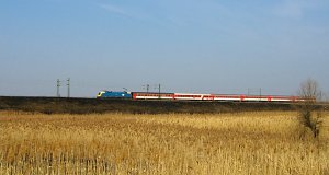 IC 650 is rushing toward Miskolc with railcars of the Czech Railways, hauled by electric locomotive 1047 004 of MÁV