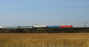 Um 10:32 erscheint der Transkarpatien Express, Richtung Záhony fahrend