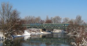 IC halad át a Sajó-hídon Miskolc felé