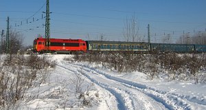 Der Schnellzug 5205 von Sátoraljaújhely wird von der Diesellokomotive M41 2335 befördert