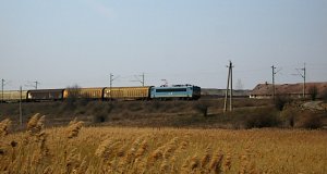 Eine E-Lok der Reihe V63 befördert einen Güterzug Richtung Szerencs