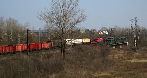 A Taurus loco of RCH (Rail Cargo Hungaria) crosses the Sajó-bridge with a freight train