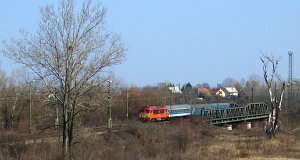Die M41 2332 nähert sich mit dem Schnellzug 5205 von Sátoraljaújhely