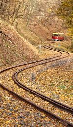 Nagyjából egy kilométerrel Márianosztra felett ereszkedik le a reggeli első vonat, a 8444 001 pályaszámú, vadonatúj motorkocsi Nagyirtás felől.