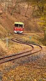 Nagyjából egy kilométerrel Márianosztra felett ereszkedik le a reggeli első vonat, a 8444 001 pályaszámú, vadonatúj motorkocsi Nagyirtás felől.