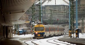 5 kocsiból álló BVmot motorvonat a Déli pályaudvaron