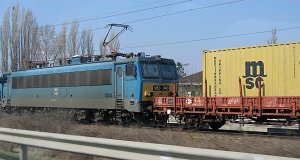 Electric locomotive V63 040, hauling a freight train toward Érd at Nagytétény