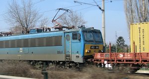 Elektrolokomotive V63 040 zieht einen Güterzug Richtung Érd bei Nagytétény