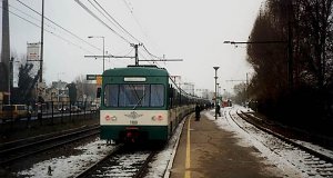 A train to Batthyány tér at Kaszásdűlő station stop