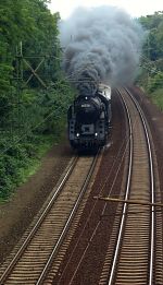 Die Dampflok 424 247 beschleunigt ihren Zug kurz nach der Station Pestszentlőrinc Richtung Szemeretelep auf der Strecke 100a.