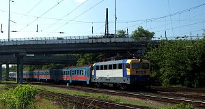 Der Zug fährt weiter Richtung Budapest-Zugló unter der Überführung bei Kacsóh Pongrác út.