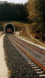 Der Tunnel -
Bzmot Triebwagen kommt aus Richtung Slowenien