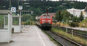 Die Diesellokomotive 218 222 kommt mit einem Münchner InterRegio aus Lindau an.