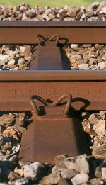 Schienen aus dem Anfang des XX. Jahrhunderts mit ungewöhnlichem Profil, befestigt auf  Stahlschwellen überall.