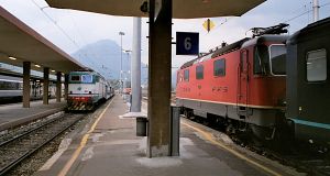Re 420-as vár svájci regionális vonatával az indulásra. Az E.646 207-es emeletes ingavonattal érkezett.