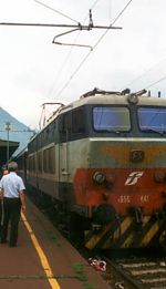 Az E.656 411-es mozdony áll a svájci vonat élére. Ő fogja húzni Milánóig.