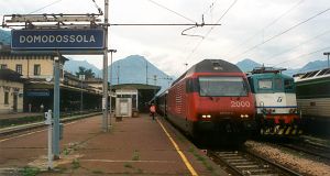 Die E-Lok Re 460 014 der SBB ist mit einem nach Milano fahrenden Zug angekommen. 

