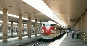 Ein Pendolino-Neigezug der Baureihe ETR 450 kommt im Bahnhof an.