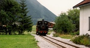 Der kleine Zug kommt aus Richtung Jenbach in der Nähe der Endstation...