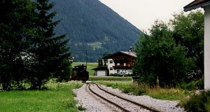 Der kleine Zug kommt aus Richtung Jenbach in der Nähe der Endstation...