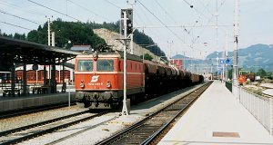 Lok 1044 094 mit einem Güterzug. Links: Lokschuppen der Achenseebahn, rechts: Gleise der Zillertalbahn.