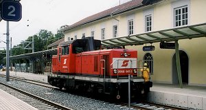 A diesel shunter, the 2068 047 is idling in front of the station building. These locomotives have been built here, in Jenbach.