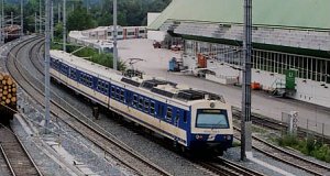 Elektrotriebzug 4020 108 fährt nach Innsbruck ab. Im Hintergrund: Integral-Züge der BOB (Bayerische Oberland Bahn)