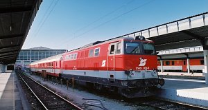 Diesellokomotive 2143 071 mit dem nach Bratislava abfahrenden EURegio