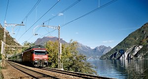 Lugano és Melide között a vonat közvetlenül a Lago di Lugano partján halad