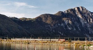 IC halad át a Lago di Lugano nyugati és keleti partját összekötő töltésen, élén az Ref 460 102-es mozdony