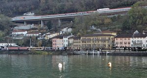 Egy klasszikus Re 10/10-es kompozíció (Re 6/6 + Re 4/4 II vagy III) húz egy üres autószállító vonatot Lugano felé