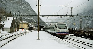 Egy ETR 470-es Cisalpino halad át az állomáson Zürich felől