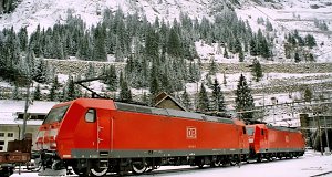 A Railion két 185-ös sorozatú villamos mozdonya várakozik tehervonatával a Gotthard-alagút előtt