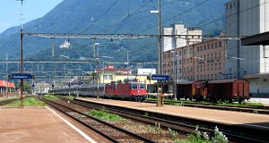 Cisalpino Ec fährt durch den Bahnhof, befördert von zwei Elektrolokomotiven der Baureihe Re 4/4 II
