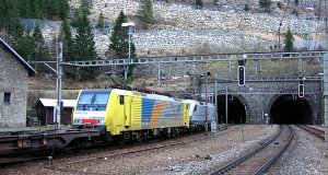 Die Hupac-Taurus ES 64 U2 100 und die Dispolok E189 991 der FNM Cargo treten mit ihrem Güterzug in den Tunnel ein