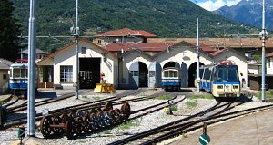 An einem andern Tag zeigt sich ein Panoramazug, Reihe ABe 8/8 P, gebaut von Officine Ferroviaire Veronesi und Skoda