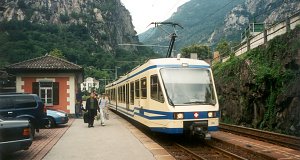 Locarno felé tartó vonat, az ABe 4/6 54-es villamos motorvonat áll be a megállóhelyre 