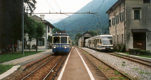 Re állomás. Az SSIF ABe 8/8-as sorozatú motorvonata érkezik Svájc felől.
