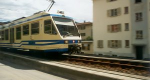 Hier kommt der Zug aus dem Tunnel heraus nach Solduno...