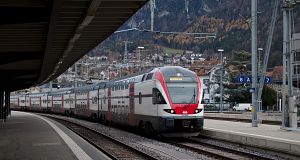 RegioExpress érkezik Zürich HB-ről. Ezeket a vonatokat hatkocsis KISS motorvonatokból állítják ki.