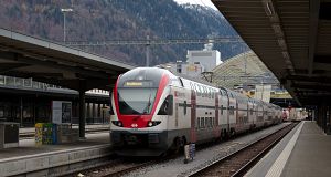 RegioExpress érkezik Zürich HB-ről. Ezeket a vonatokat hatkocsis KISS motorvonatokból állítják ki.